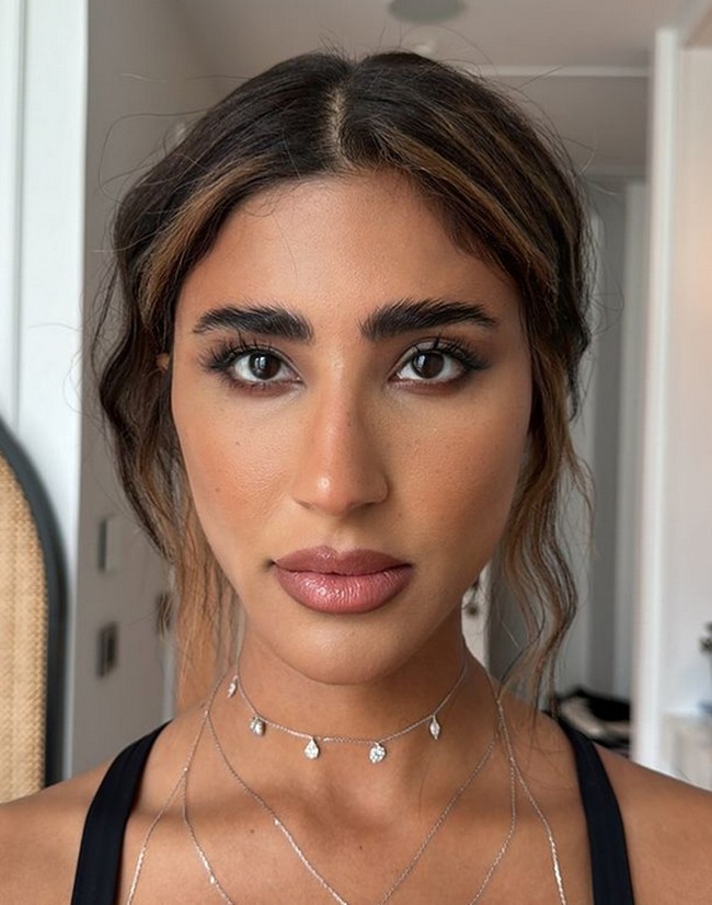 Laila lahir di Kuwait dari orang tua asal Lebanon yang keduanya tuna rungu dan bisu. Laila menguasai bahasa isyarat. Dalam keterangan foto di Instagramnya, Laila lebih sering menggunakan bahasa Arab. Foto: dok. Instagram @lailaabdallah