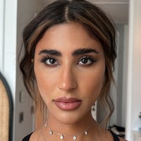 Laila lahir di Kuwait dari orang tua asal Lebanon yang keduanya tuna rungu dan bisu. Laila menguasai bahasa isyarat. Dalam keterangan foto di Instagramnya, Laila lebih sering menggunakan bahasa Arab. Foto: dok. Instagram @lailaabdallah