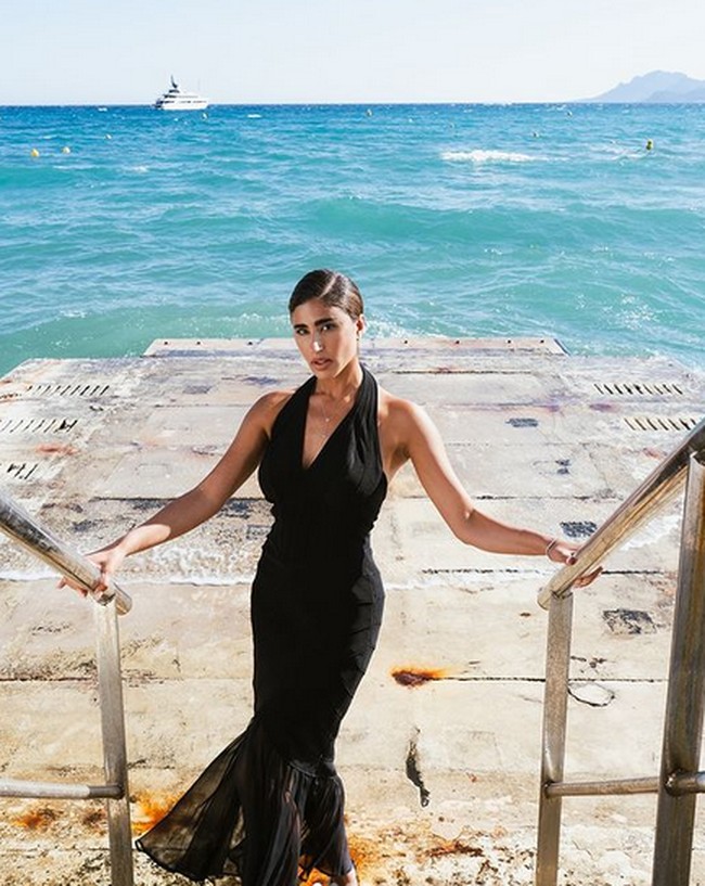 Seperti Joe, Laila juga pernah menikah sebelumnya. Pada Desember 2017, ia menikah dengan aktor Iran, Abdallah Abass, tetapi mereka bercerai beberapa bulan kemudian pada 2018. Foto: dok. Instagram @lailaabdallah