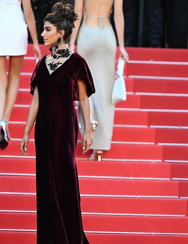 Inilah penampilan glamour wanita 28 tahun itu saat hadir di festival Cannes. Tampaknya ia dan Joe Jonas berkenalan di momen Cannes. Foto: dok. Instagram @lailaabdallah