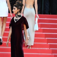 Inilah penampilan glamour wanita 28 tahun itu saat hadir di festival Cannes. Tampaknya ia dan Joe Jonas berkenalan di momen Cannes. Foto: dok. Instagram @lailaabdallah