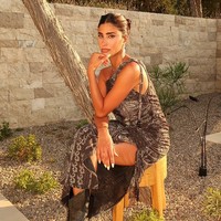 Wanita cantik itu diketahui seorang aktris asal Lebanon bernama Laila Abdallah. Inilah potretnya saat berada di Yunani, meski di Instagramnya tidak menunjukkan kebersamaannya dengan mantan suami Sophie Turner itu. Foto: dok. Instagram @lailaabdallah