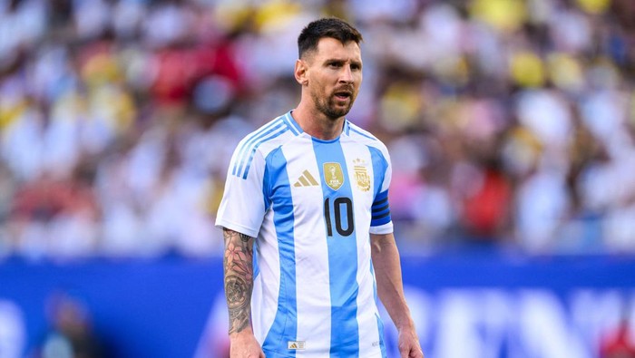 Jun 9, 2024; Chicago, Illinois, USA; Argentina forward Lionel Messi (10) looks on against Ecuador during the second half at Soldier Field. Mandatory Credit: Daniel Bartel-USA TODAY Sports