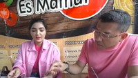 Makan mie dengan pempek khas Palembang, Anang cukup rajin kulineran bareng sang istri tercinta, Ashanty. Foto: Instagram @ananghijau