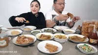 Mampir ke restoran khas Betawi, Anang dan Ashanty kalap makan ikan gabus pucung, sayur asem, tempe sampai tumisan daun singkong yang sedap. Foto: Instagram @ananghijau