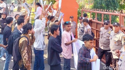 Massa Demokrasi Rakyat Menggugat (DRM) saat berunjuk rasa di Mapolda NTB pada Kamis (13/6/2024).