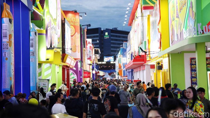 Jakarta Fair Kemayoran 2024 resmi dibuka tadi malam. Pemeran itu pun langsung diserbu pengunjung.