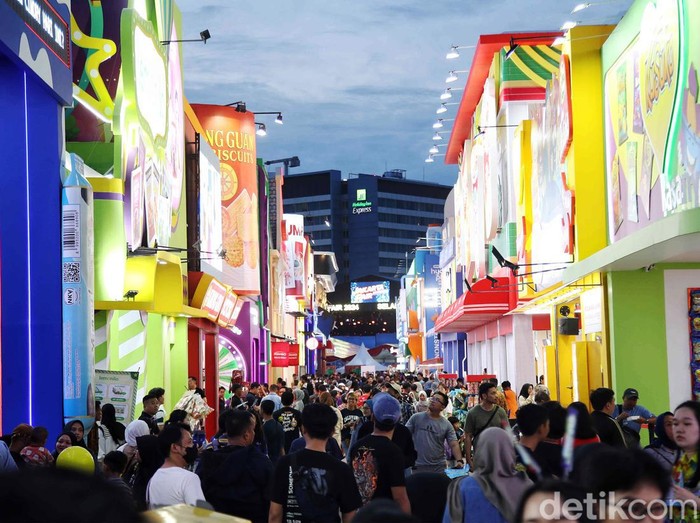 Jakarta Fair Kemayoran 2024 resmi dibuka tadi malam. Pemeran itu pun langsung diserbu pengunjung.