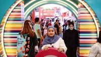 Pengunjung memadati Jakarta Fair, Rabu (12/6/2024) malam.
