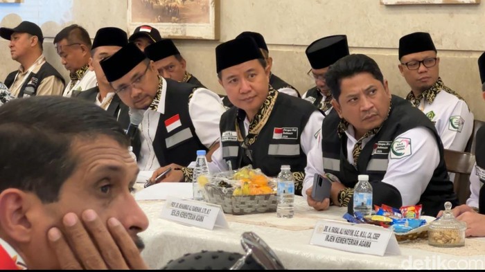 Menag Yaqut Cholil Qoumas rapat koordinasi bersama Tim Pengawas Haji di Makkah, Rabu (12/6/2024).