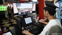 Lewat simulator ini, pengunjung bisa merasakan pengalaman mengoperasikan LRT Jakarta.