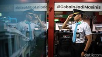 Masinis siap membantu dan memberikan pengarahan kepada pengunjung Jakarta Fair dalam mengoperasikan simulator LRT Jakarta.