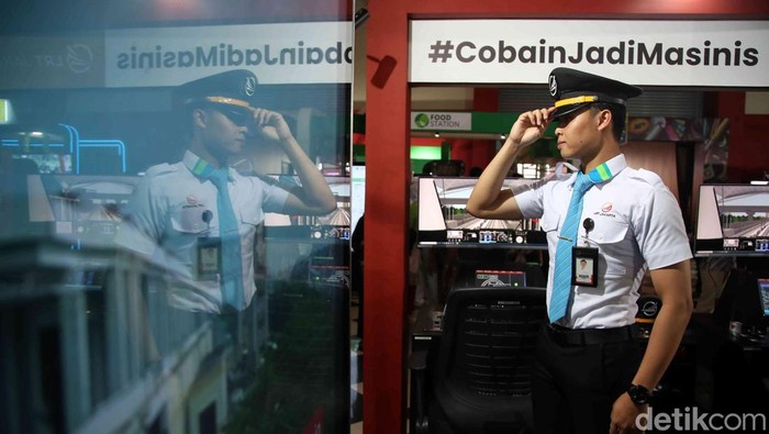 Pengunjung Jakarta Fair bisa merasakan sensasi menjadi masinis LRT Jakarta. Pengalaman itu bisa dirasakan lewat simulator.