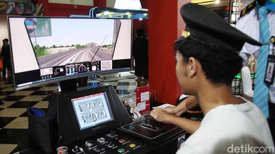 Mencoba Sensasi Jadi Masinis Lewat Simulator LRT