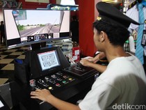 Mencoba Sensasi Jadi Masinis Lewat Simulator LRT