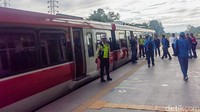 Kereta dengan warna dominan merah ini cukup nyaman dinaiki, dengan pending suhu ruangan yang bekerja dengan baik.   