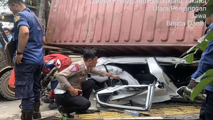 Malapetaka Memilukan: Truk Kontainer Menghancurkan Mobil di Jakarta Utara