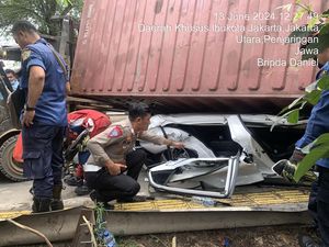 Penampakan Mobil Penyet Usai Tertimpa Truk Kontainer di Jakut