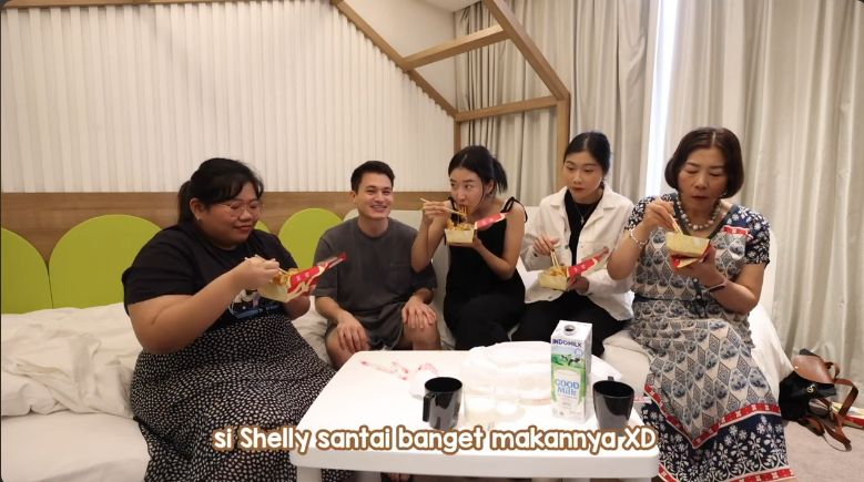 orang Korea makan Mie Gacoan