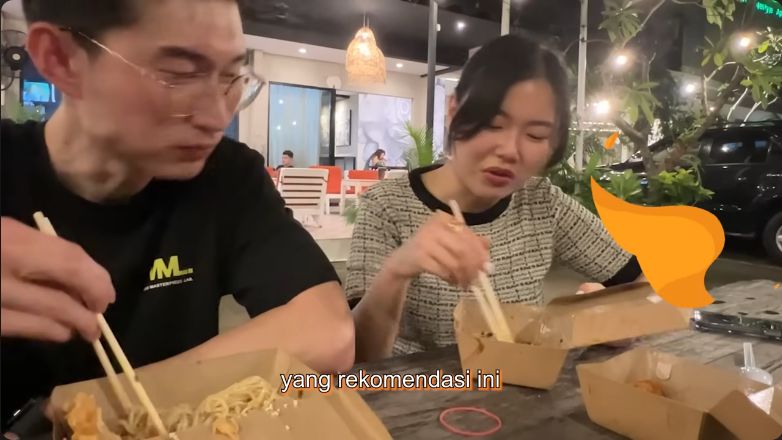 orang Korea makan Mie Gacoan