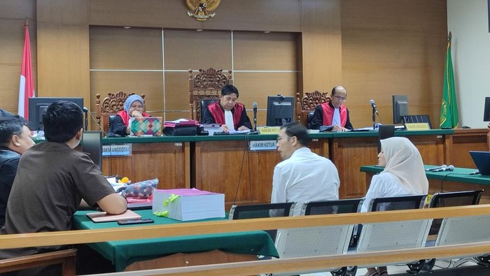 Pasutri pembobol bank himbara saat memberikan kesaksian di Pengadilan Tipikor Serang (Foto: Bahtiar/Detikcom)