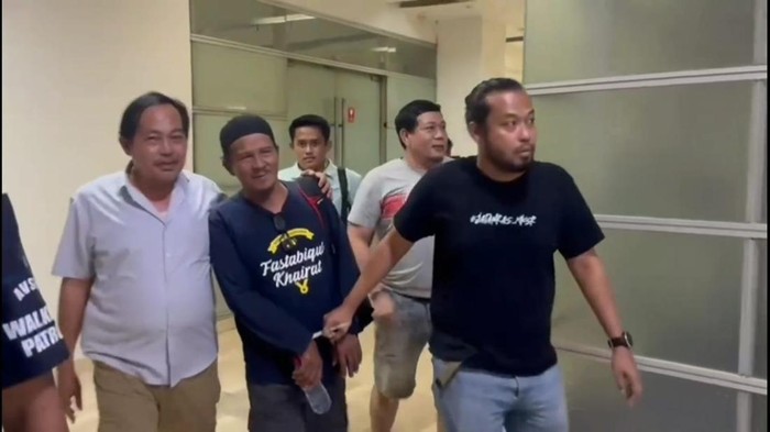 Pelaku pemukulan terhadap pengunjung kafe di Makassar saat diamankan polisi di Bandara Internasional Sultan Hasanuddin, Makassar. Dokumen Istimewa