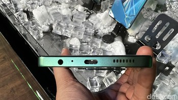 Pada bagian bawah ada port USB-C, lubang speaker dan port 3,5mm audio. Foto: detikINET/Anggoro Suryo Jati
