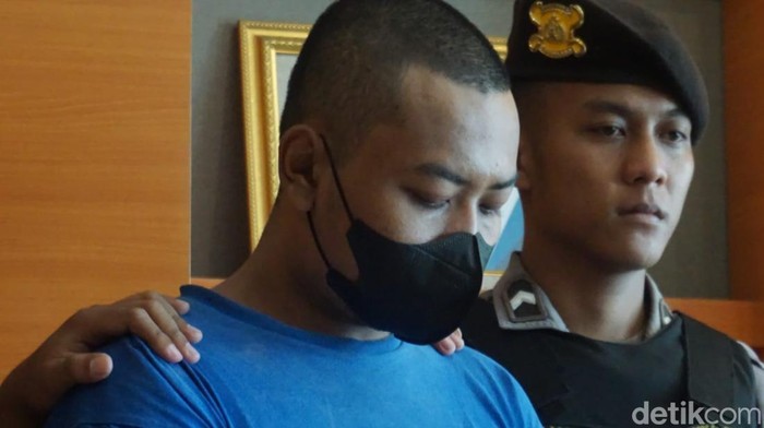 IRS alias Jepon, pembunuh wanita paruh baya bernama Tiyasmi saat dihadirkan di Polres Bantul, Kamis (13/6/2024).