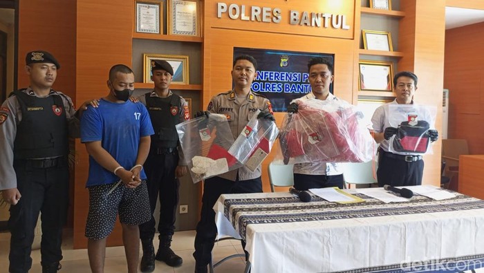 IRS alias Jepon, pembunuh wanita paruh baya bernama Tiyasmi saat dihadirkan di Polres Bantul, Kamis (13/6/2024).