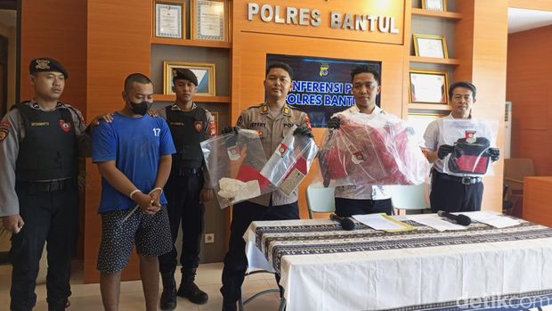 IRS alias Jepon, pembunuh wanita paruh baya bernama Tiyasmi saat dihadirkan di Polres Bantul, Kamis (13/6/2024).