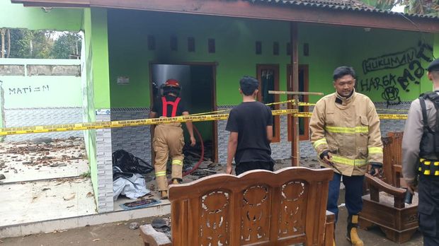 Pembakaran rumah milik tersangka kasus pembunuhan Slogohimo, Wonogiri, Supriyanto (44) alias Baron. Foto diunggah Kamis (13/6/2024).
