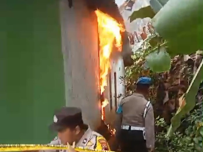 Pembakaran rumah milik tersangka kasus pembunuhan Slogohimo, Wonogiri, Supriyanto (44) alias Baron. Foto diunggah Kamis (13/6/2024).