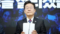 Lee kemudian mendapat beasiswa dan mengambil kuliah hukum. Ia berhasil menjadi pengacara. Cerita inspiratif ini yang dipakai untuk membangun basis pendukungnya yang loyal.  (REUTERS/Kim Hong-Ji/File photo Purchase Licensing Rights)