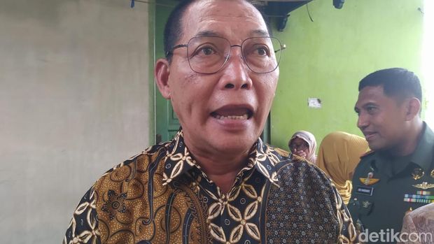 Wakil Wali Kota Solo, Teguh Prakosa saat ziarah di makam mantan Wali Kota Solo Soemari Wongso Prawiro di Trunan, Kota Magelang, Kamis (13/6/2024).