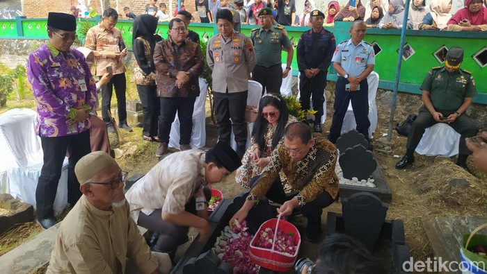 Wakil Wali Kota Solo, Teguh Prakosa saat ziarah di makam mantan Wali Kota Solo Soemari Wongso Prawiro di Trunan, Kota Magelang, Kamis (13/6/2024).