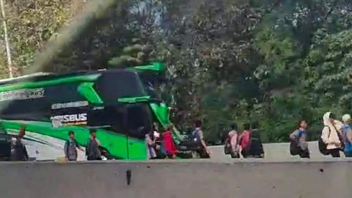 Penampakan bus rombongan siswa SMK asal Purworejo yang mengalami kecelakaan di Tol Semarang, Kamis (13/6/2024).
