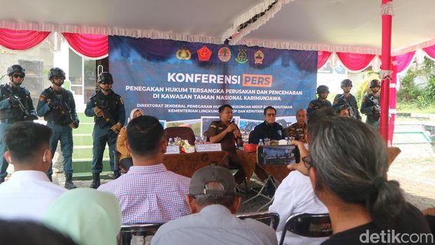 Tim penyidik Gakkum KLHK menggelar konferensi pers terkait perusakan Taman Nasional Karimunjawa di Kejaksaan Negeri Jepara, Kamis (13/6/2024).