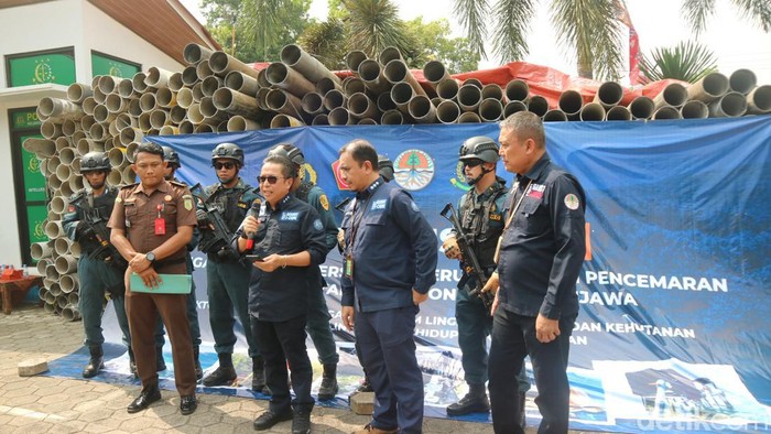 Tim penyidik Gakkum KLHK menggelar konferensi pers terkait perusakan Taman Nasional Karimunjawa di Kejaksaan Negeri Jepara, Kamis (13/6/2024).