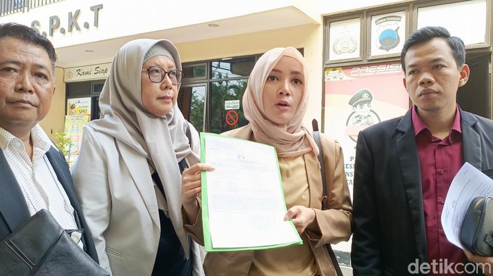Pengacara perempuan bernama Adya (babju coklat) lapor ke Polrestabes Semarang karena alami penganiayaan.
