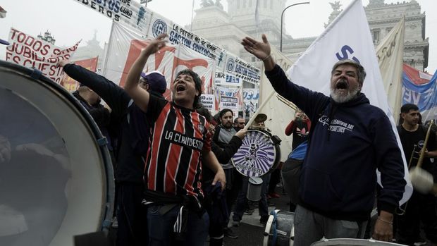 Pengunjuk rasa anti-pemerintah berkumpul di luar Kongres saat anggota parlemen memperdebatkan rancangan undang-undang reformasi yang dipromosikan oleh Presiden Argentina Javier Milei di Buenos Aires, Argentina, Rabu, 12 Juni 2024. (AP Photo/Rodrigo Abd)