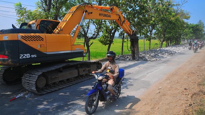 Pekerja menggunakan alat berat melakukan pembongkaran jalan saat proses perbaikan jalan di Klambu, Grobogan, Jawa Tengah, Rabu (12/6/2024). Pemerintah provinsi Jawa Tengah melalui Dinas Pekerjaan Umum, Bina Marga dan Cipta Karya mulai memperbaiki jalan provinsi ruas Jati-Klambu di KM 8+69 tersebut guna memberikan kenyamanan bagi para pengendara serta memperlancar arus lalu lintas. ANTARA FOTO/Yusuf Nugroho/Spt.