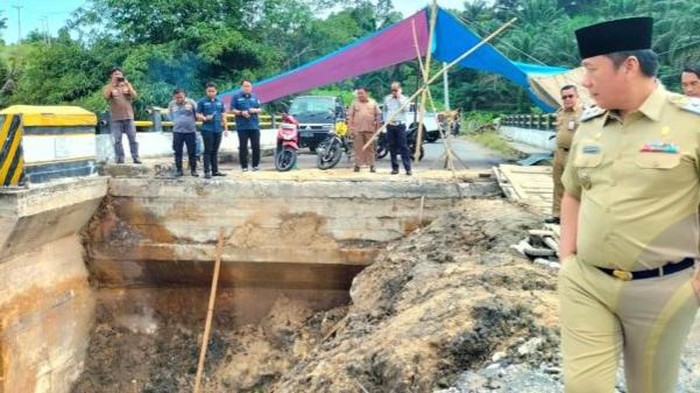 Perbaikan jembatan Sungai Keruh di OKU Selatan.