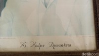 Di sisi lain, pihak sekolah juga masih menyimpan foto-foto sang pendiri organisasi Tamansiswa, yakni Ki Hajar Dewantara. Termasuk foto-foto lawas yang menampilkan suasana Perguruan Tamansiswa pada zaman dulu. (Foto: Ony Syahroni/detikJabar)