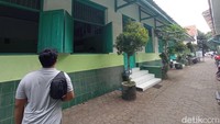 Bangunan yang ada lingkungan Perguruan Tamansiswa cabang Cirebon, beberapa di antaranya merupakan bangunan lama. Seperti bangunan yang posisinya berada di tengah-tengah di lingkungan sekolah tersebut. Bangunan itu merupakan bangunan yang difungsikan sebagai ruang kelas untuk kegiatan belajar mengajar bagi para siswa. Termasuk juga untuk ruang guru. (Foto: Ony Syahroni/detikJabar)