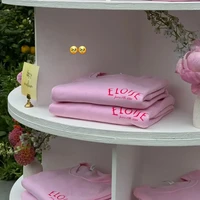 Para tamu membawa pulang sweater pink bertulisan ‘Eloise’ dan menikmati minuman cocktail yang diracik sesuai keinginan mereka. Foto: Instagram/@sofiagrainge