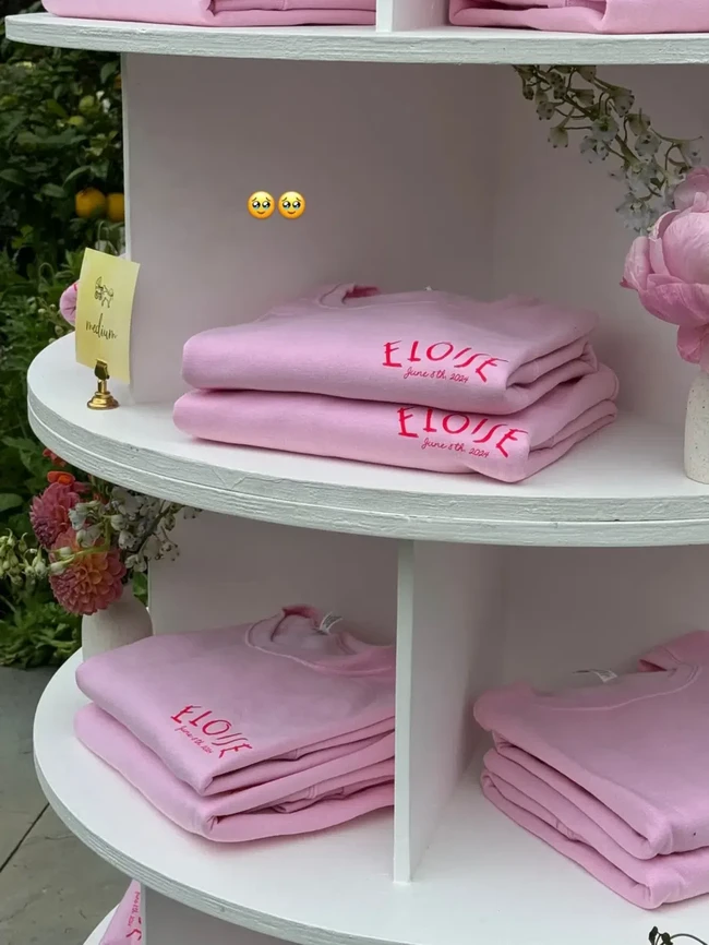 Para tamu membawa pulang sweater pink bertulisan ‘Eloise’ dan menikmati minuman cocktail yang diracik sesuai keinginan mereka. Foto: Instagram/@sofiagrainge