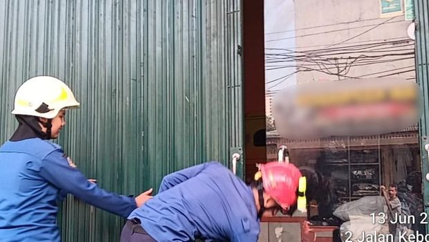 Petugas Damkar Jakarta selamatkan wanita terjebak dalam ruko di Tanah Abang pakai gergaji mesin (dok. Humasjakfire)