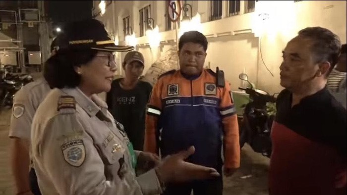 Petugas gabungan saat menertibkan parkir liar di Wisata Kota Lama Surabaya
