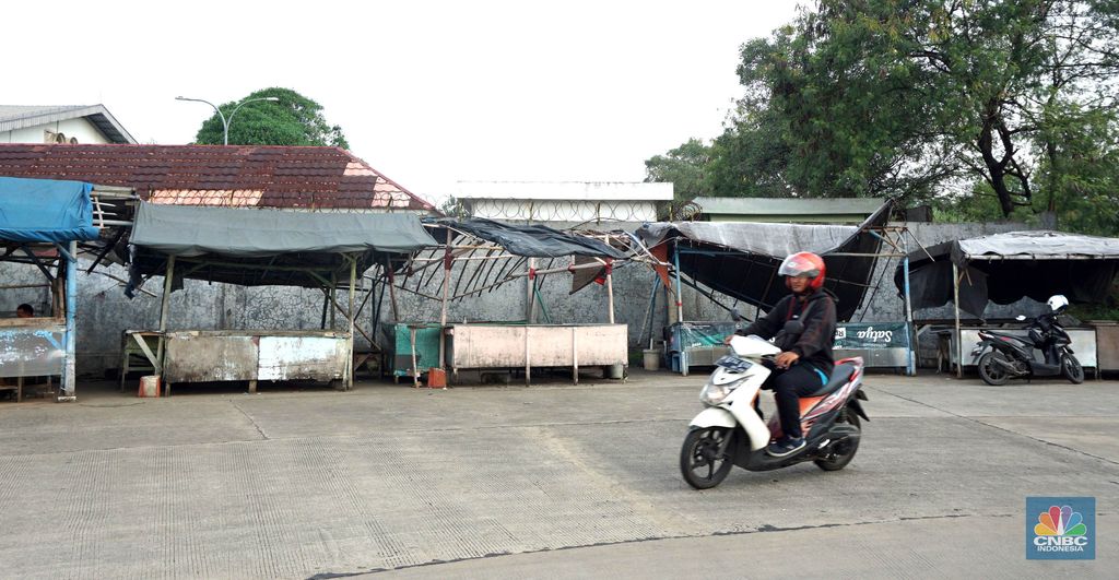 PHK massal berantai juga tutupnya pabrik di sektor padat karya berefek berantai pada beberapa jumlah usaha pada kawasan pabrik di dalam  Wilayah Bogor, Jawa Barat, Kamis (13/6/2024). (CNBC Indonesia/Muhammad Sabki)