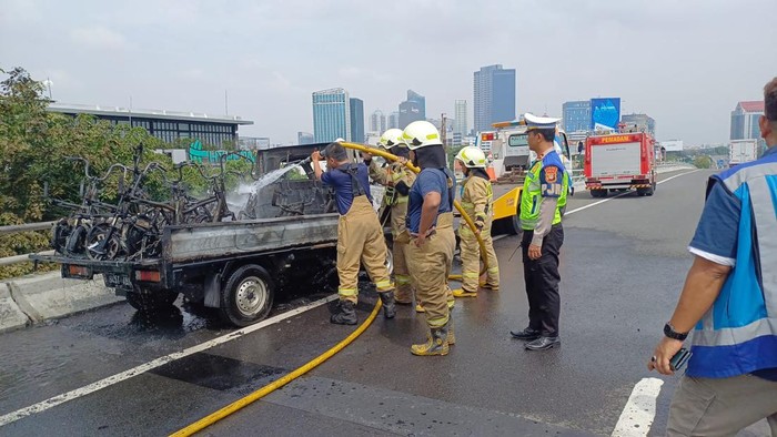 Pikap angkut sepeda listrik terbakar di Tol Dalam Kota Jakarta